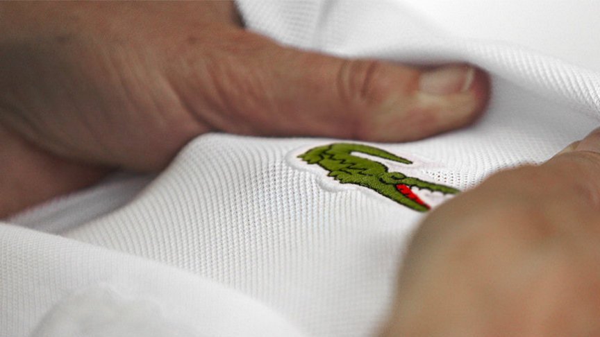 Lacoste to marka uznawana w Polsce za oznakę statusu finansowego