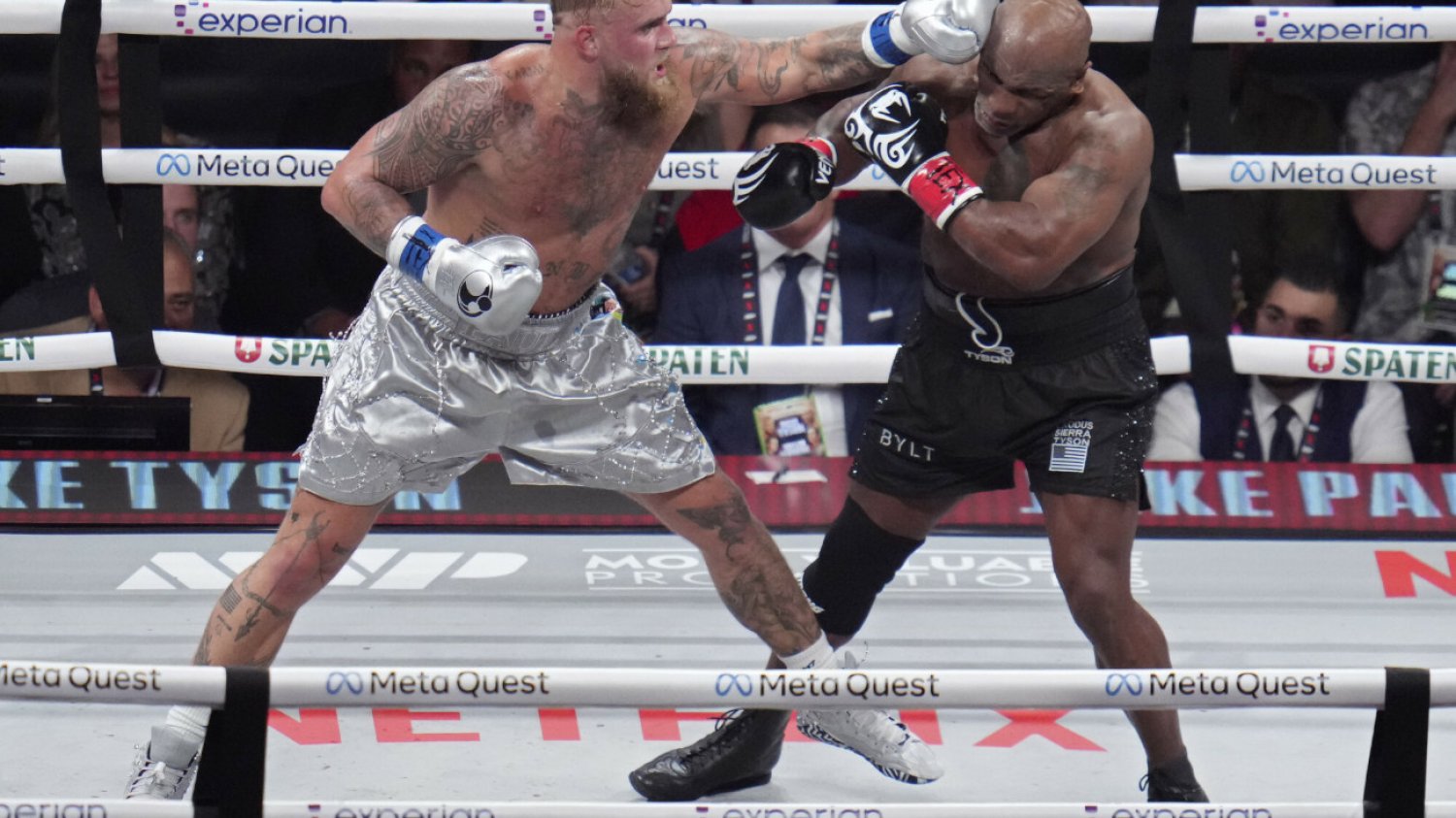 To nie był udany powrót 58-letniego Tysona do ringu. Za walkę i tak zarobił jednak fortunę. Walka Mike Tyson – Jake Paul. Bokserzy okładają się na ringu.