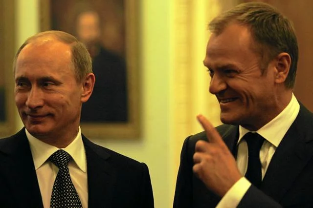 7 kwietnia 2010 r. Premier Rosji Władimir Putin rozmawia z premierem Polski Donaldem Tuskiem