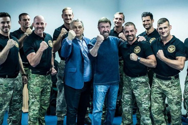 Viktor Orbán i Chuck Norris świetnie bawili się w swoim towarzystwie.