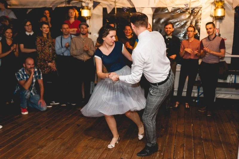 Retro, naturalność i swoboda. Te elementy podobają się lindy hopperom
