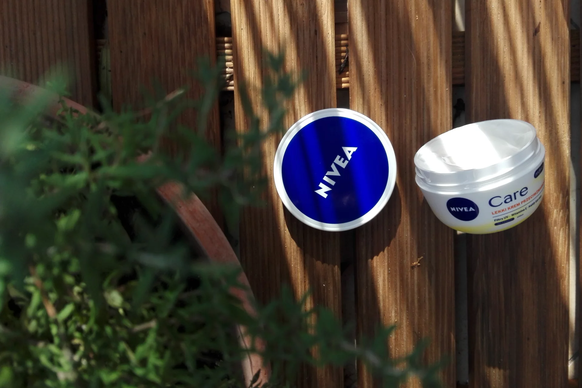 Lekki krem przeciwzmarszczkowy Nivea, ok. 18 zł.