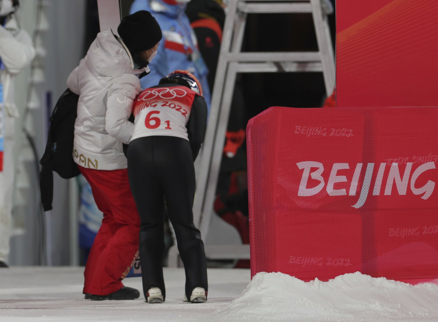 Załamana Sara Takanashi opuszcza skocznię w Zhangjiakou, została zdyskwalifikowana za kombinezon