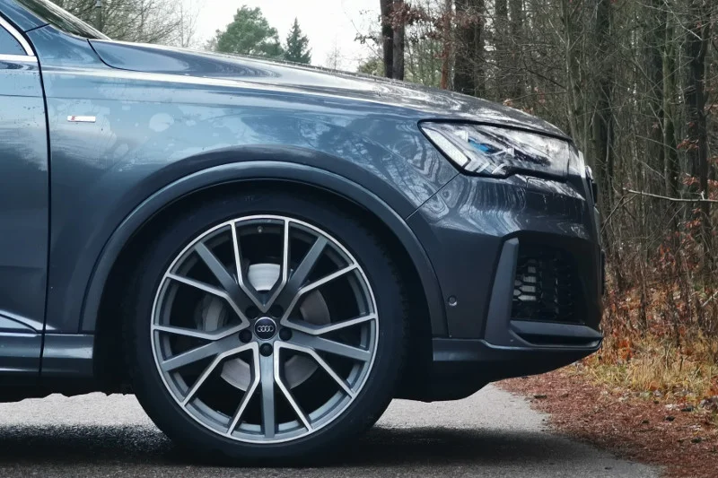 Zoptymalizowany układ czterech kół skrętnych i elektromechaniczna aktywna stabilizacja przechyłu pojazdu wpływają na większą zwinność Audi Q7