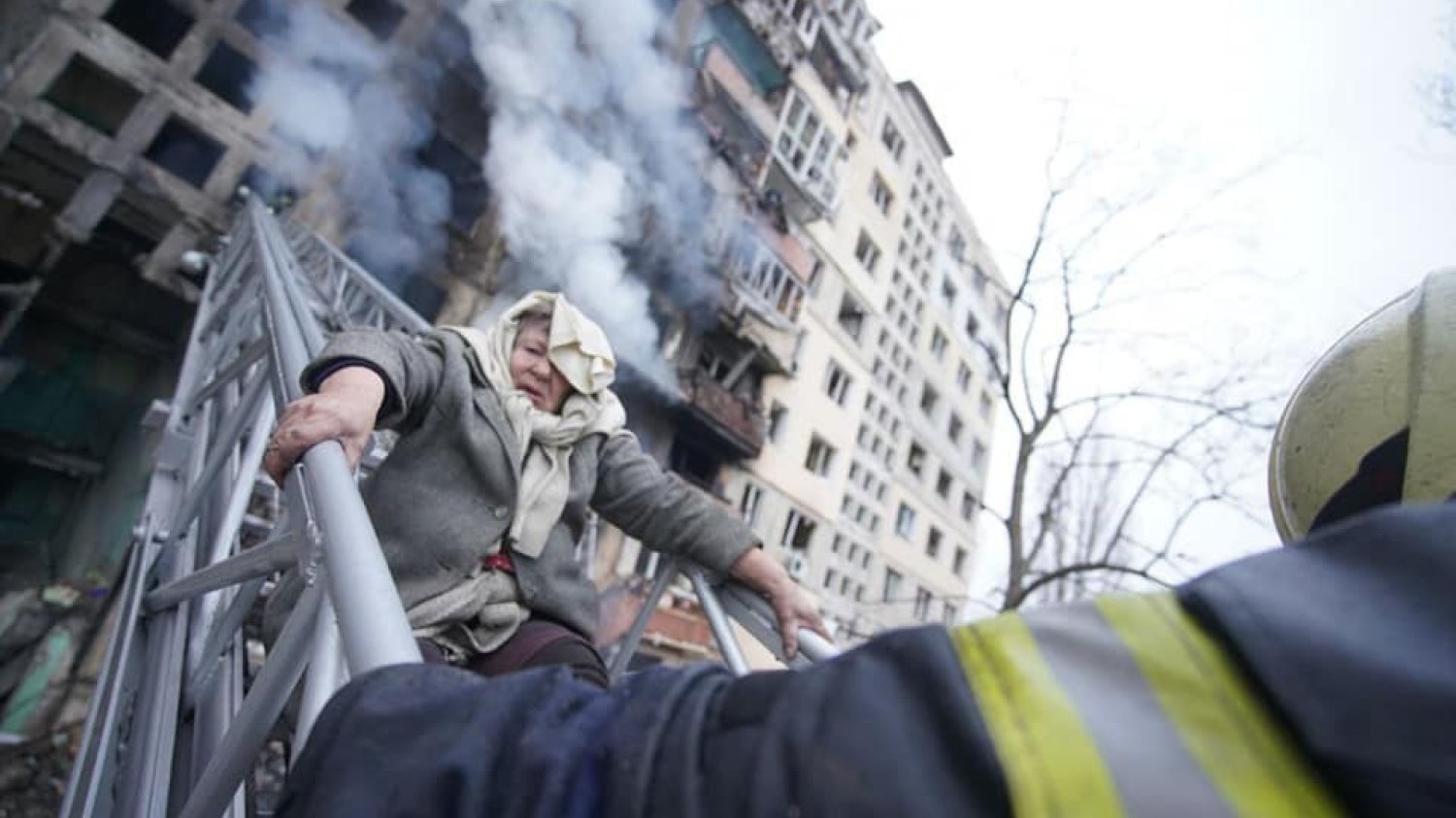 Rosyjski atak na dzielnicę Obołoń w Kijowie.