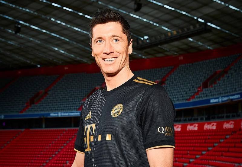 Lewandowski w nowej koszulce wyjazdowej Bayernu. Bayern pokazał nowe stroje wyjazdowe. Zagra w nich z Augsburgiem.