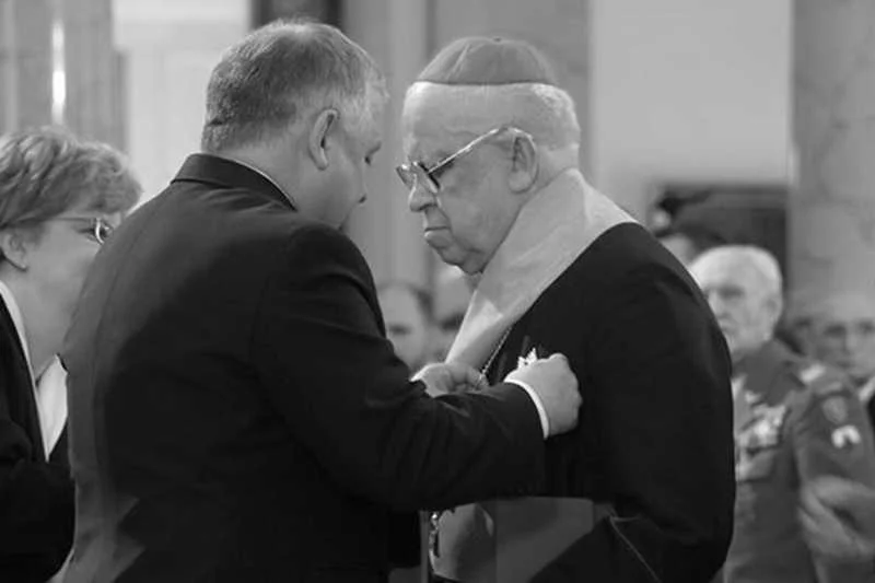 Abp Ignacy Tokarczuk odznaczony przez Lecha Kaczyńskiego Orderem Orła Białego.