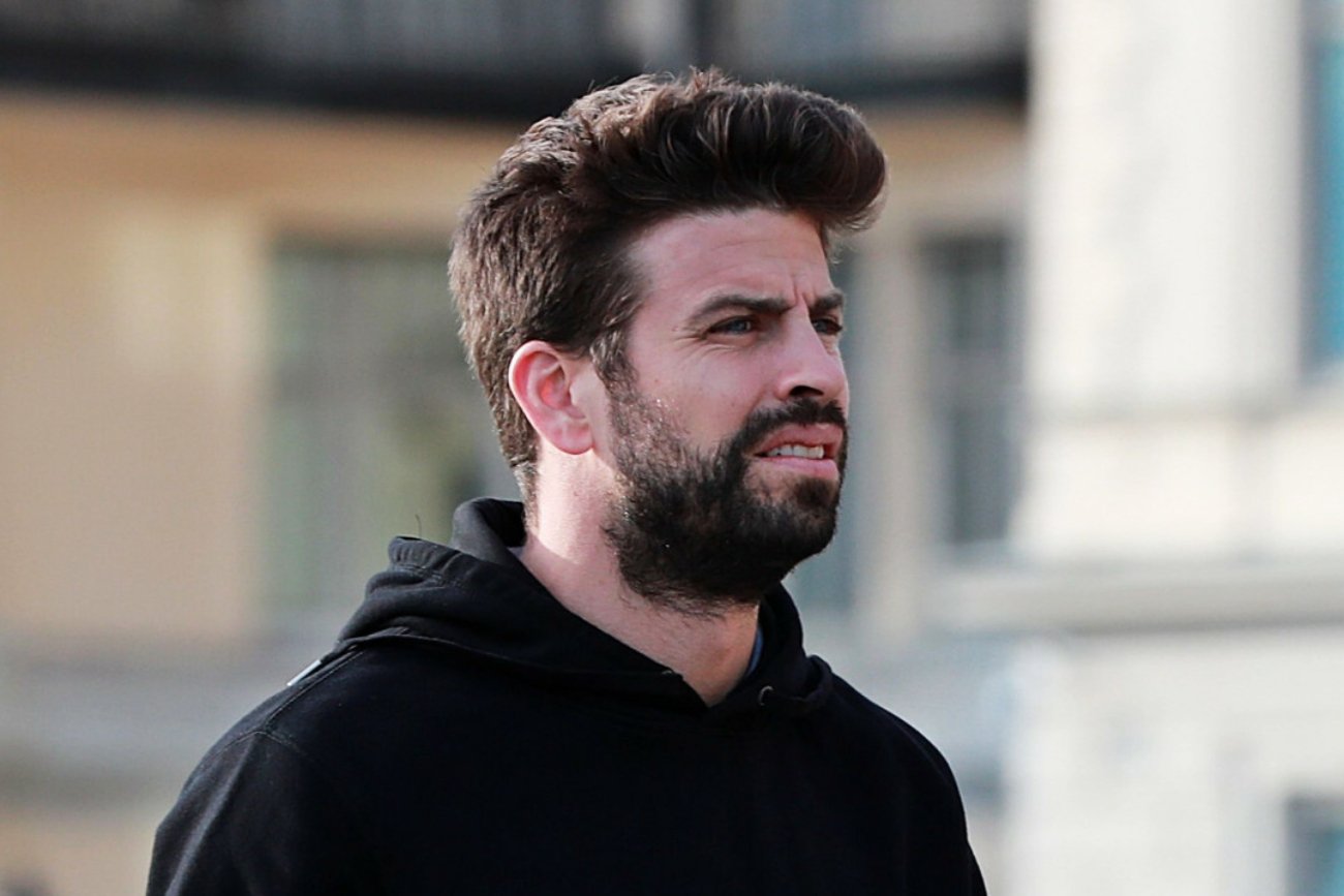 Gerard Pique spaceruje z kochanką. Zwrócono uwagę na jej zachowanie