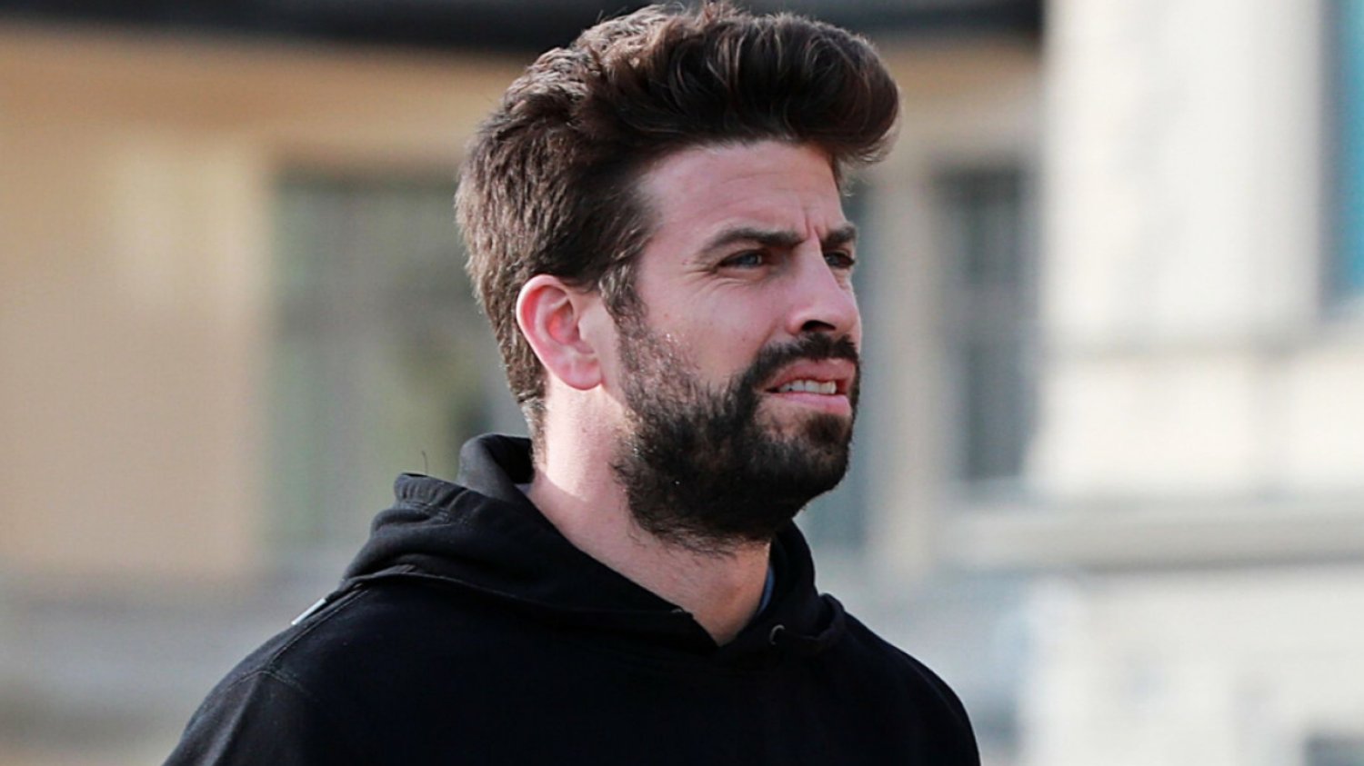 Gerard Pique spaceruje z kochanką. Zwrócono uwagę na jej zachowanie