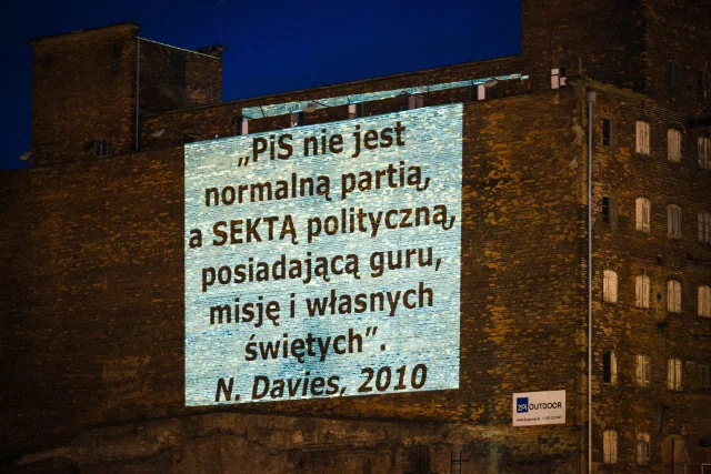 Półtorej godziny pokazu, 120 slajdów – sposób KOD na obronę demokracji