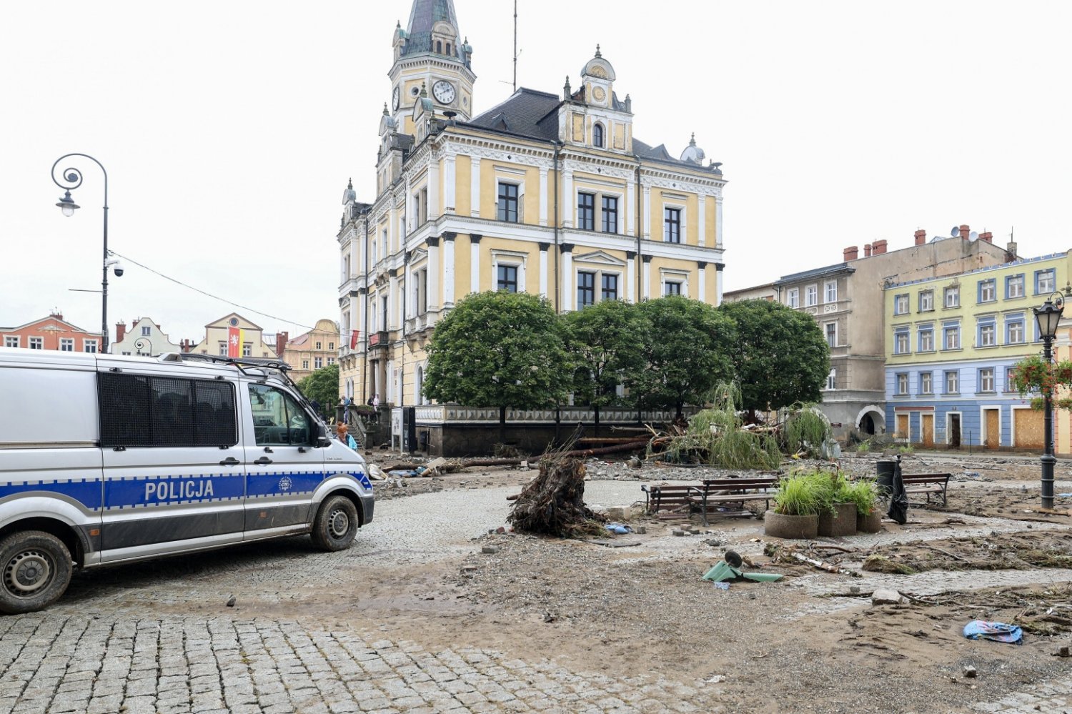 Mężczyzna poskarżył się ws. powodzi. Tak służby tłumaczą jego zatrzymanie.
