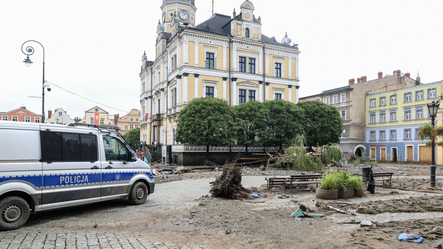 Mężczyzna poskarżył się ws. powodzi. Tak służby tłumaczą jego zatrzymanie.