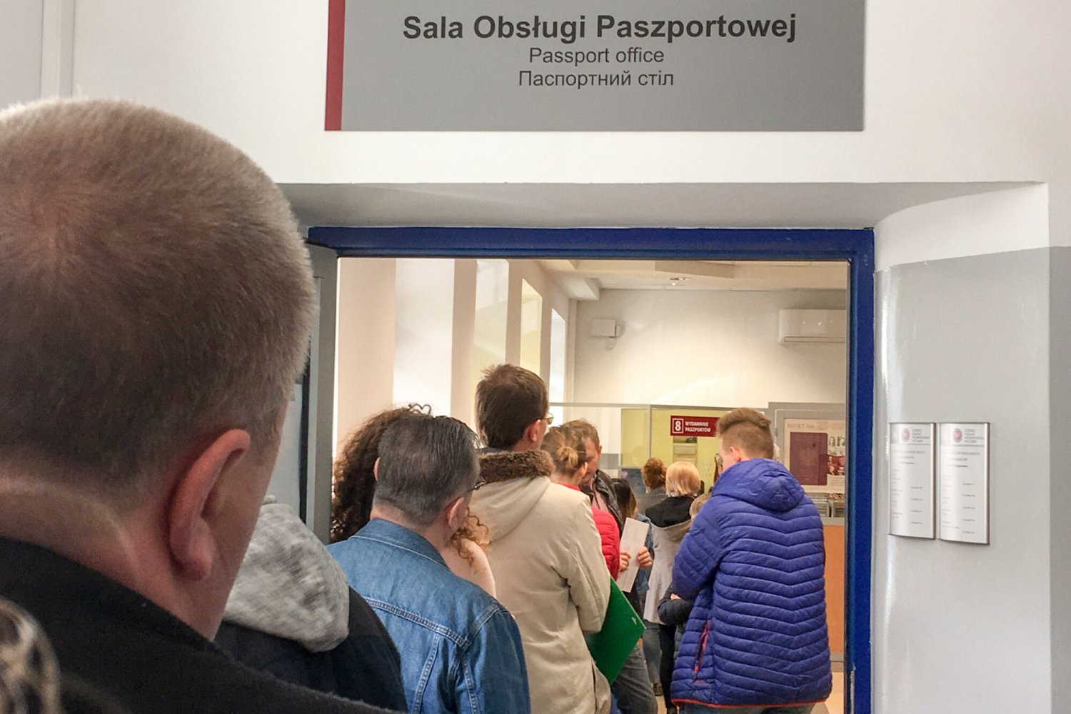 Polacy rzucili się po nowe paszporty. Urzędy są oblegane Gigantyczne kolejki w biurach paszportowych. Co się dzieje?