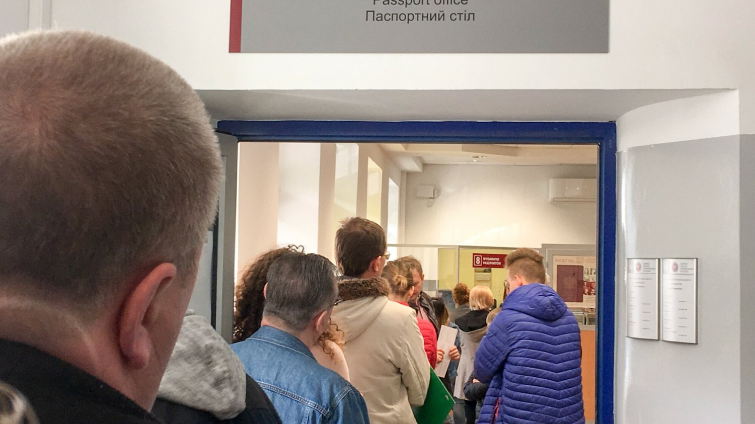 Polacy rzucili się po nowe paszporty. Urzędy są oblegane Gigantyczne kolejki w biurach paszportowych. Co się dzieje?