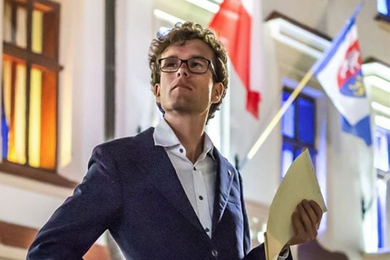 Artur Hippe miał kilka lat temu niewybrednie podrywać i zagadywać 14-latkę w sieci. Podobno takich przypadków było więcej.