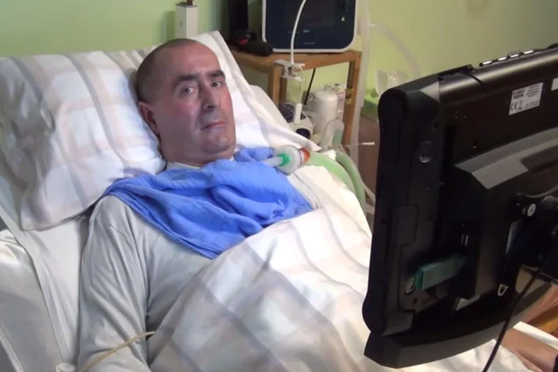Chory na ALS dziękuje za Ice Bucket Challenge i apeluje: "Pokażcie swoją chorobę i wesprzyjcie akcję"
