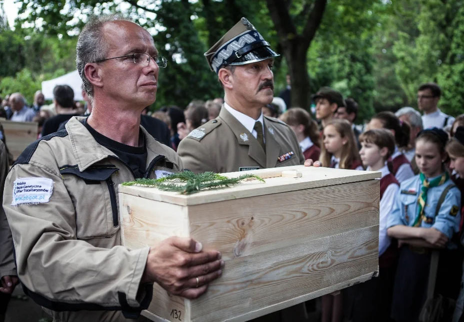 Prof. Szwagrzyk podczas ceremonii odprowadzenia szczątków odkopanych na Powązkach Wojskowych.