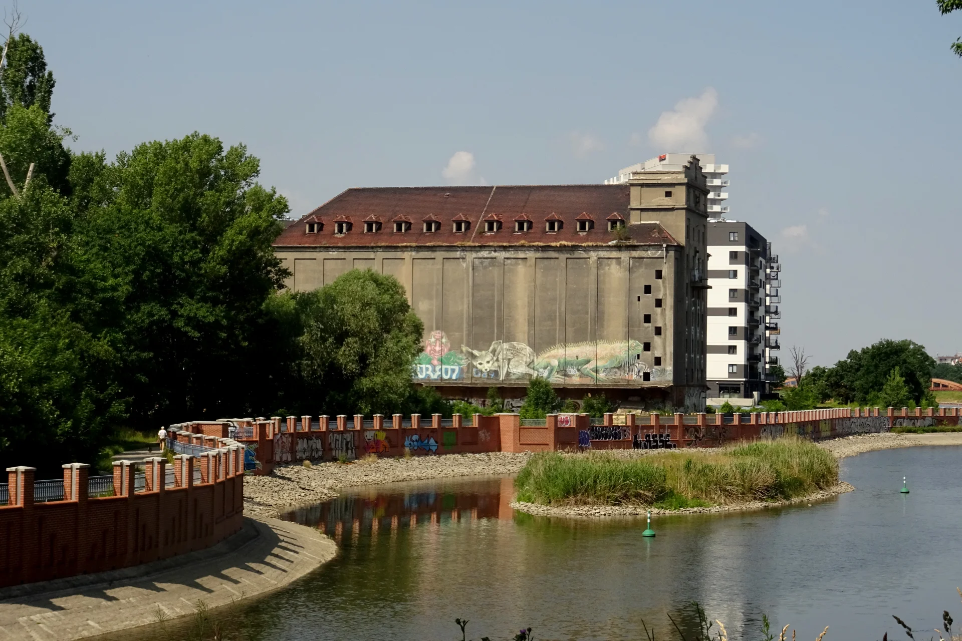 Zabytkowe budowle niszczeją na oczach wrocławian, a miasto woli wyburzyć niż remontować.