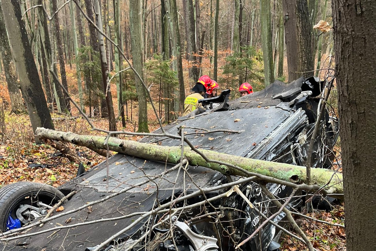 Dramatyczny przebieg jazdy testowej. Luksusowe auto kompletnie zniszczone.