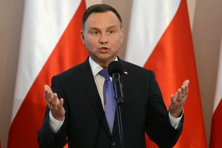 Prezydent Andrzej Duda odbiera dwa nadane przez siebie odznaczenia.