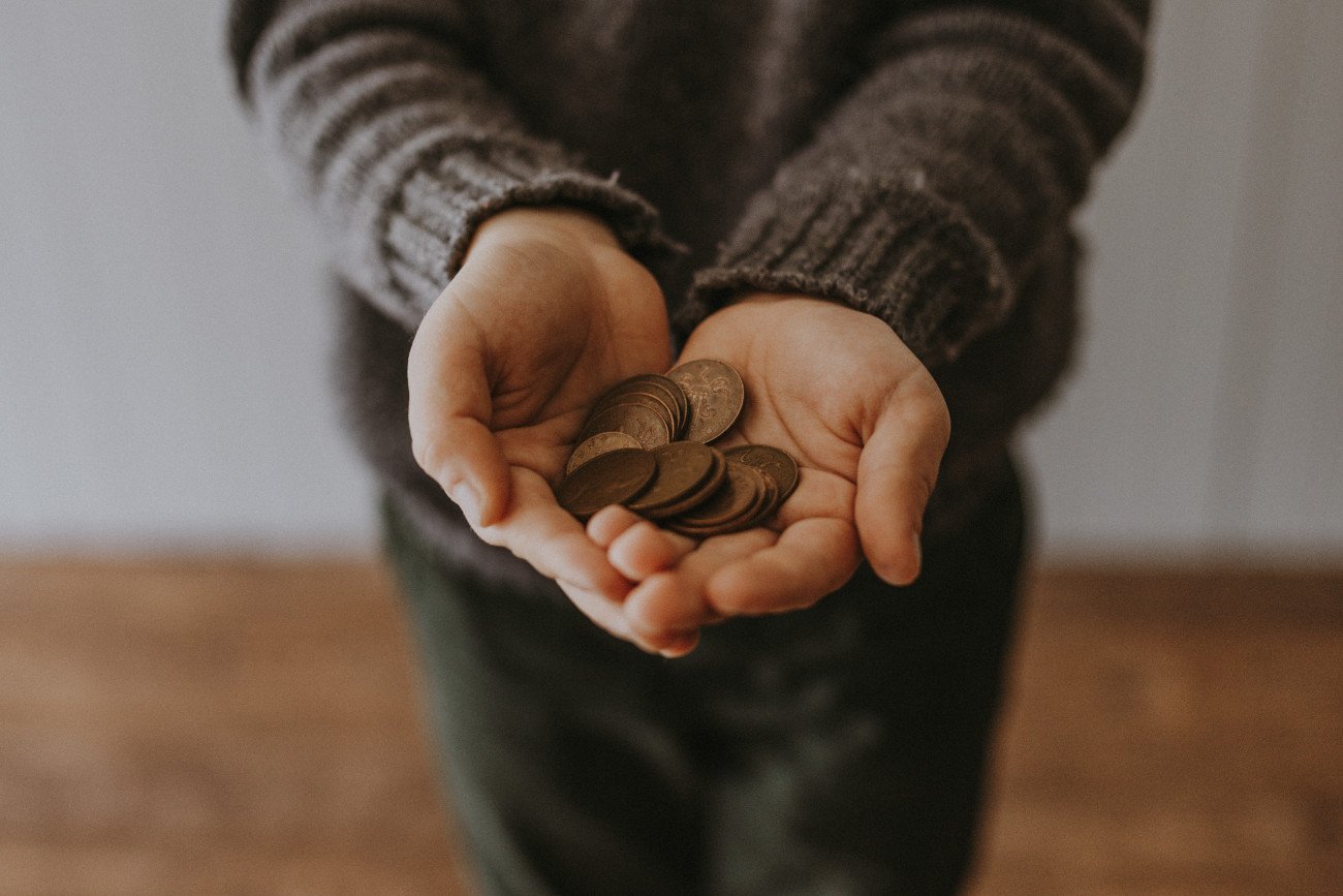 Żyją oszczędnie albo kupują kompulsywnie. Kim są biedoholicy?