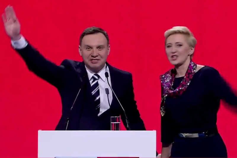 Internauci dopatrują się heilowania w geście Andrzeja Dudy.