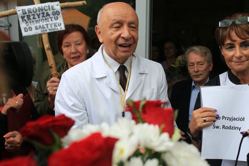 Prof. Chazan w otoczeniu swoich zwolenników.