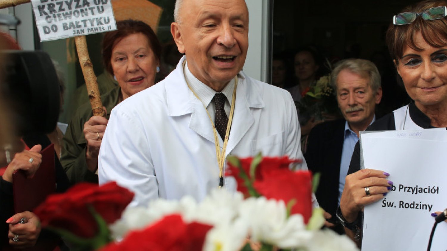 Prof. Chazan w otoczeniu swoich zwolenników.
