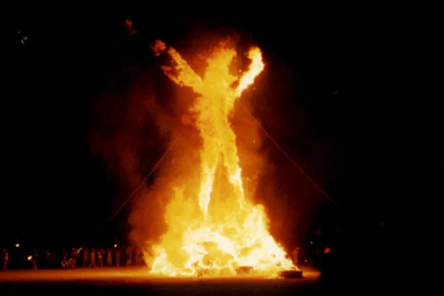 Zdjęcie płonącej kuły z ostatniego dnia festiwalu