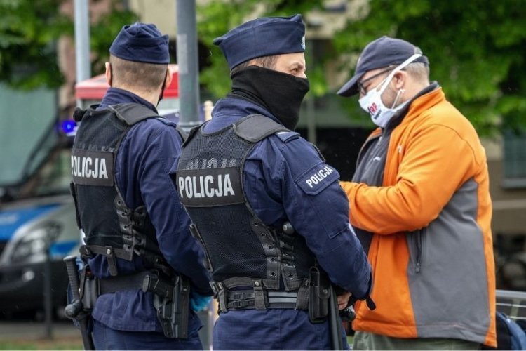 Policja wystawiła tysiące mandatów za łamanie restrykcji dot. zasłaniania nosa i ust.