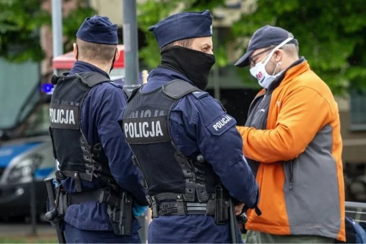 Policja wystawiła tysiące mandatów za łamanie restrykcji dot. zasłaniania nosa i ust.