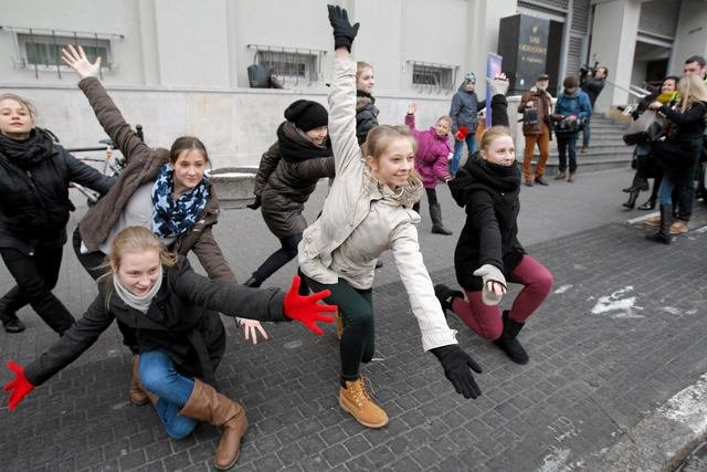 Przed Sądem Okręgowym w Poznaniu protestowali uczniowie szkoły baletowej, która zajmuje budynek należący do kurii
