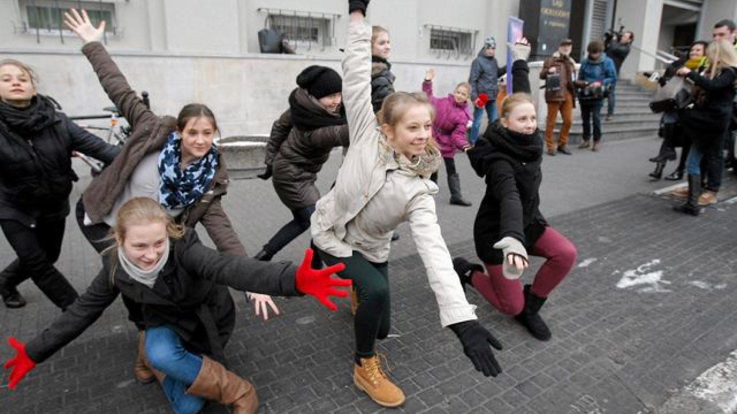 Przed Sądem Okręgowym w Poznaniu protestowali uczniowie szkoły baletowej, która zajmuje budynek należący do kurii