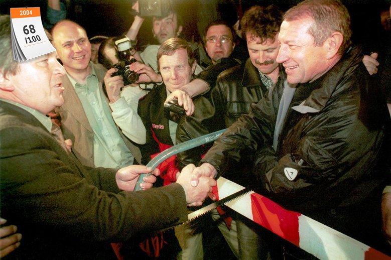 1 maja 2004 roku Polska stała się pełnoprawnym członkiem Unii Europejskiej. Na zdjęciu przepiłowanie szlabanu między Słowacją a Polską na przejściu granicznym w noc akcesji naszego kraju do UE