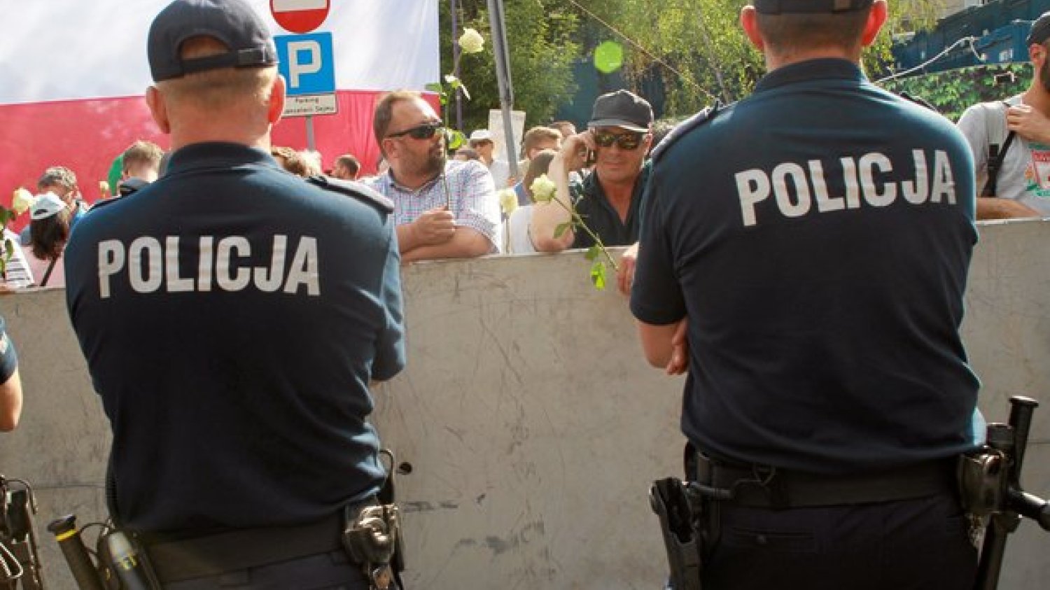Nie wszyscy policjanci są sercem i ciałem za "dobrą zmianą". Niektórzy po prostu chcą służyć i chronić obywateli.