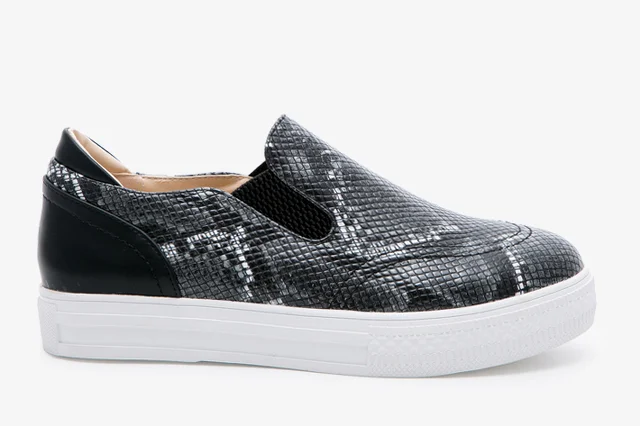 Slip-ony w wężowym stylu.