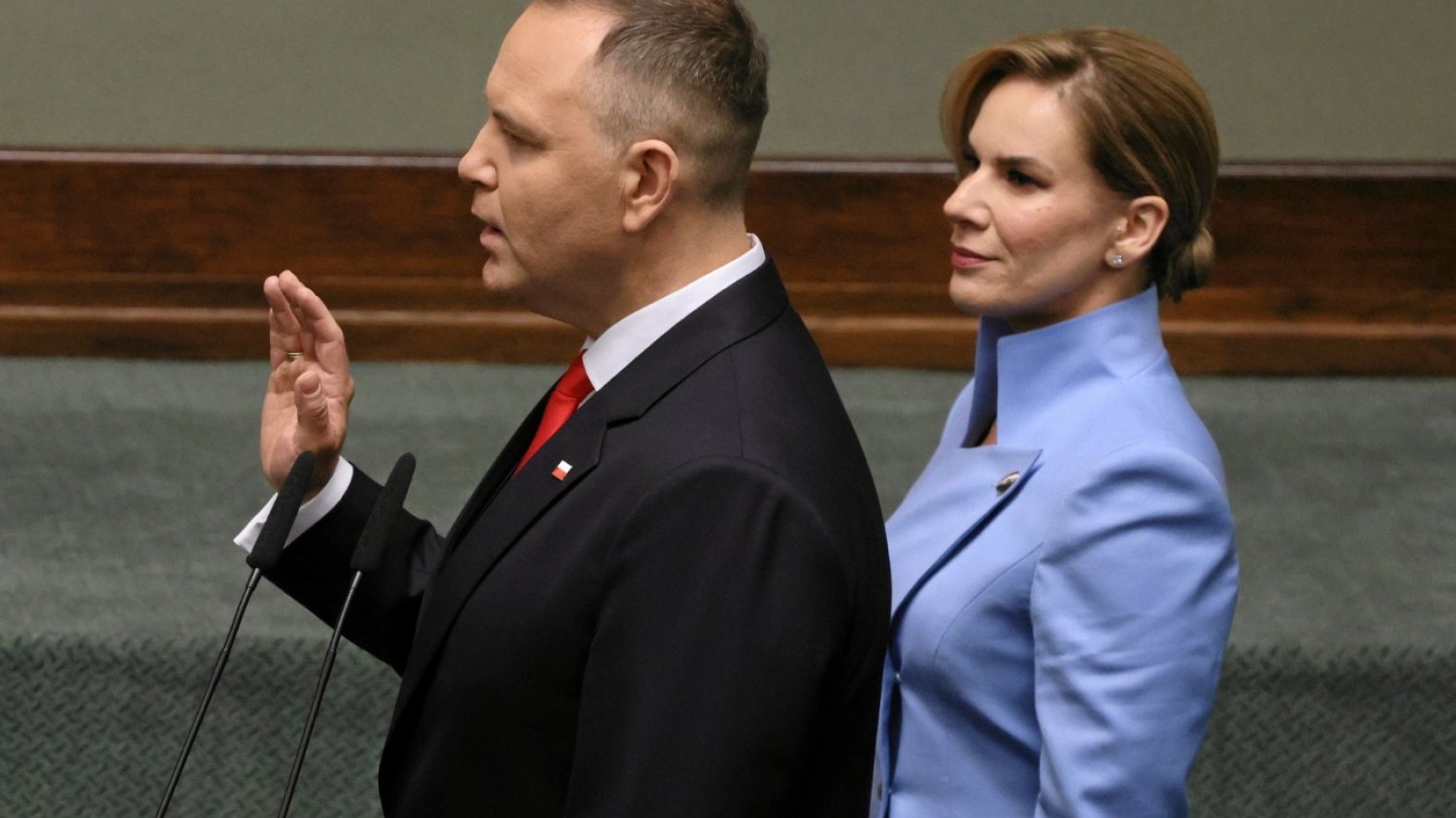 Karol Nawrocki złożył przysięgę na prezydenta. Towarzyszyła mu żona.