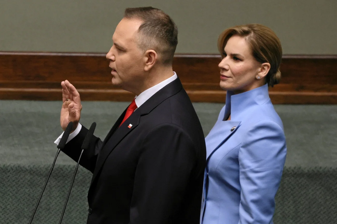 Karol Nawrocki złożył przysięgę na prezydenta. Towarzyszyła mu żona.