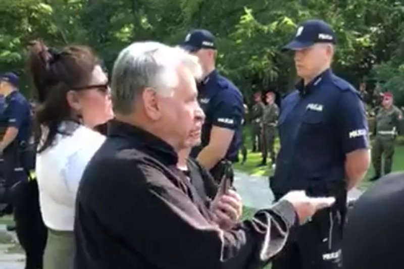 Bogdan Borusewicz nie został wpuszczony na grób zony. Policjant twierdził, że taki dostał rozkaz, a jakby kazano strzelać to by strzelał.