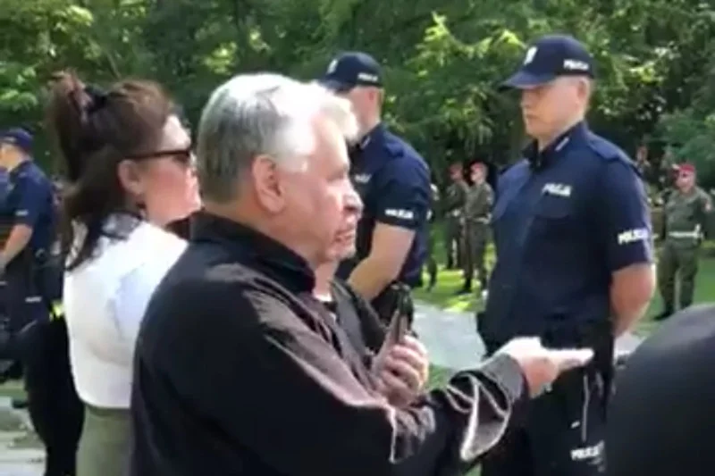 Bogdan Borusewicz nie został wpuszczony na grób zony. Policjant twierdził, że taki dostał rozkaz, a jakby kazano strzelać to by strzelał.