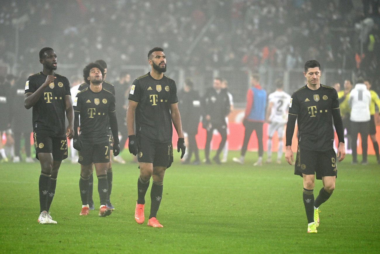 Bayern Monachium w ostatni piątek sensacyjnie przegrał 1:2 (1:2) z FC Augsburg. Mistrzowie Niemiec zagrali słaby mecz.