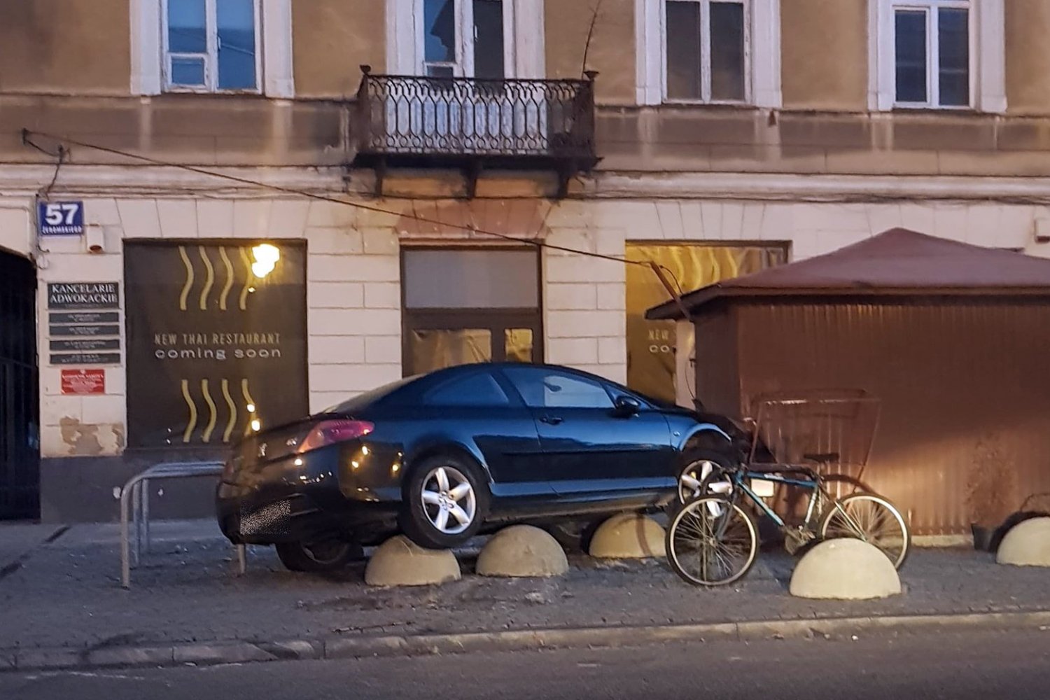 W Radomiu kierowca wjechał w betonowe zapory i uciekł, pozostawiając samochód.