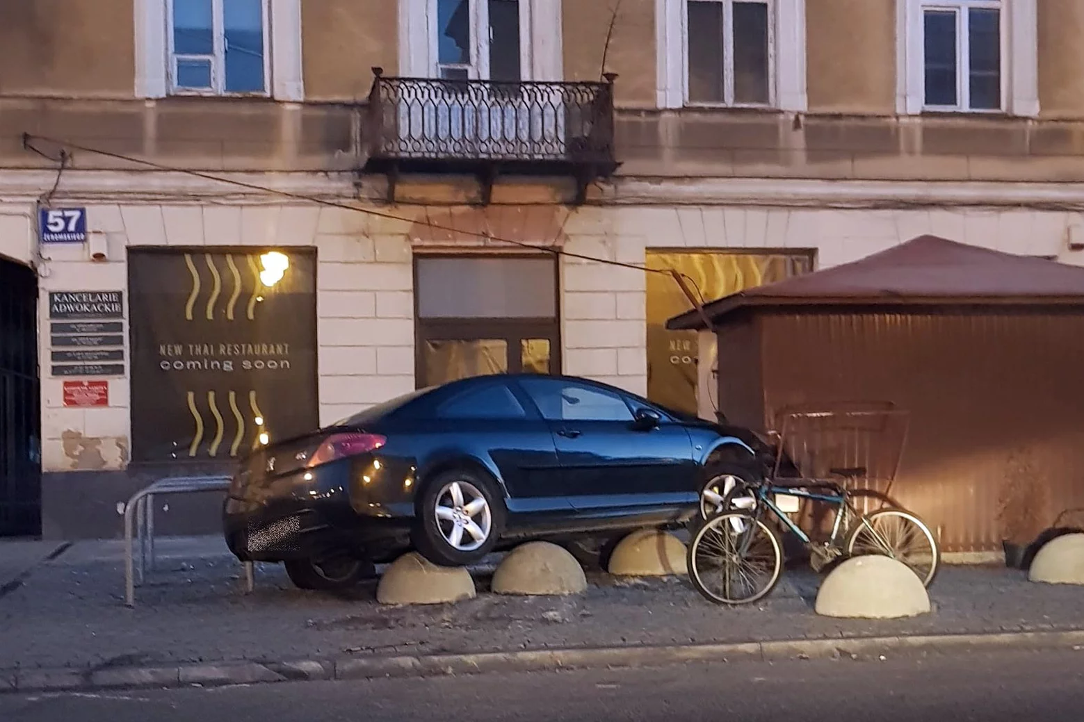 W Radomiu kierowca wjechał w betonowe zapory i uciekł, pozostawiając samochód.