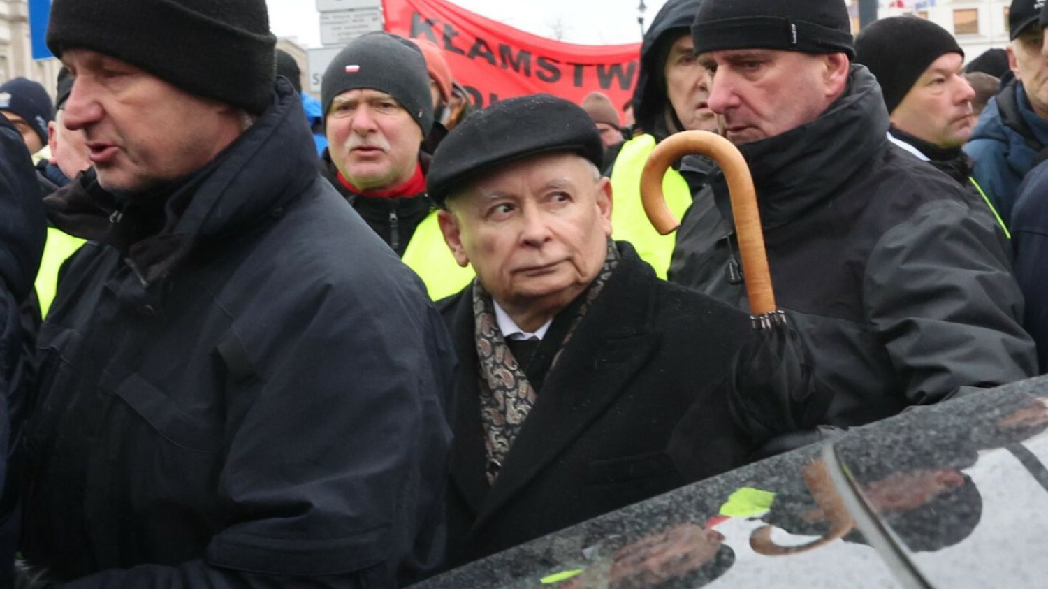 Przepychanki podczas miesięcznicy smoleńskiej. Powodem by wieniec Komosy. Awantura podczas miesięcznicy smoleńskiej. Doszło do rękoczynów.