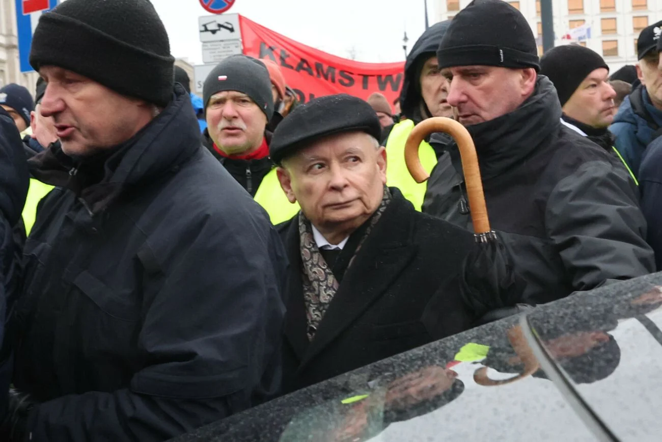 Przepychanki podczas miesięcznicy smoleńskiej. Powodem by wieniec Komosy. Awantura podczas miesięcznicy smoleńskiej. Doszło do rękoczynów.