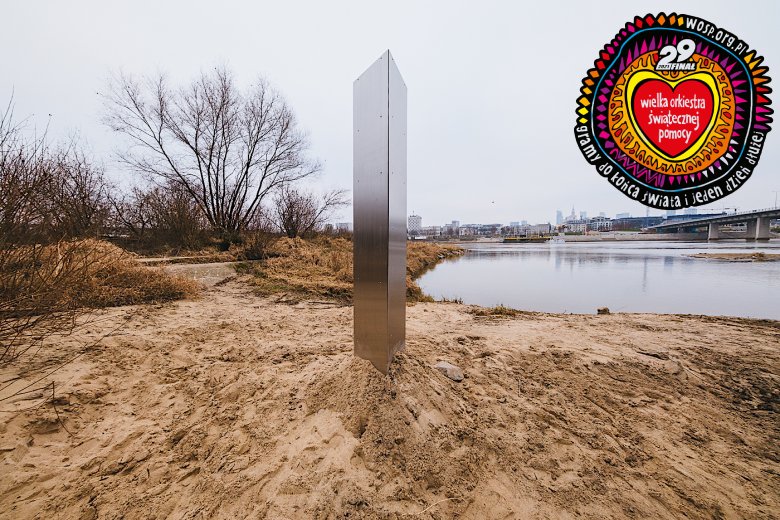 Monolit stał przez kilka dni nad Wisłą w Warszawie. Teraz trafił na WOŚP.