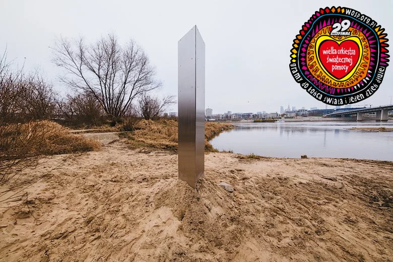 Monolit stał przez kilka dni nad Wisłą w Warszawie. Teraz trafił na WOŚP.