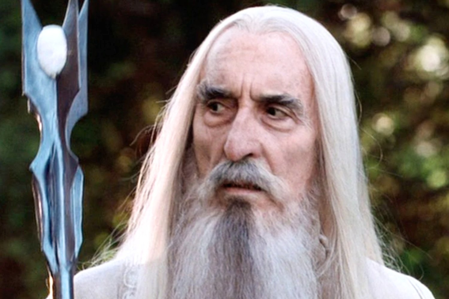 Christopher Lee był wielkim fanem "Władcy Pierścieni". Nawet przed śmiercią pamiętał o Tolkienie Christopher Lee jako Saruman Biały w filmie "Władca Pierścieni: Drużyna Pierścienia".