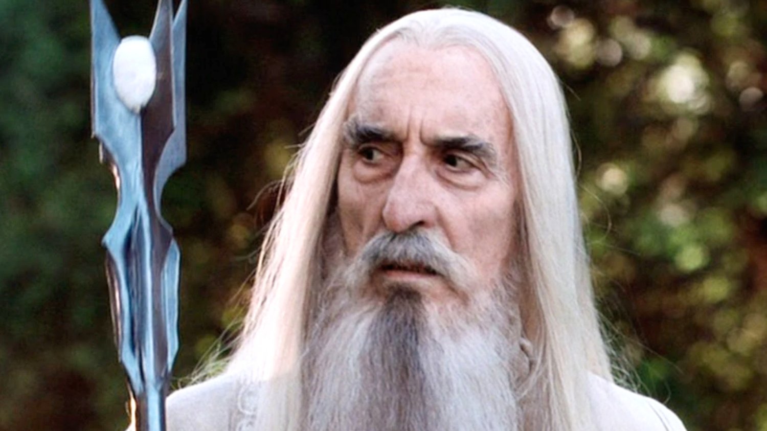 Christopher Lee był wielkim fanem "Władcy Pierścieni". Nawet przed śmiercią pamiętał o Tolkienie Christopher Lee jako Saruman Biały w filmie "Władca Pierścieni: Drużyna Pierścienia".