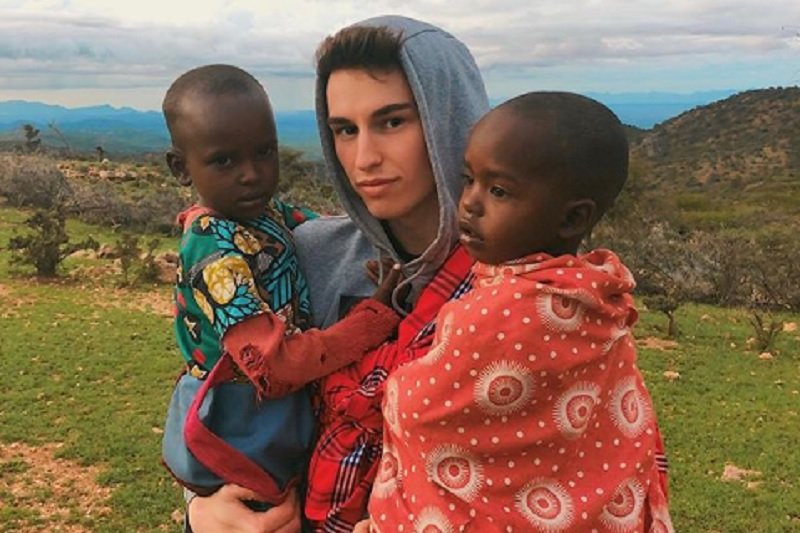 Marcin Dubiel w Afryce zaliczył sporą wpadkę, za którą musiał przeprosić.